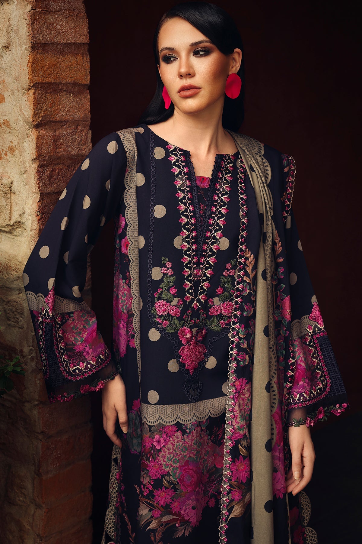 Aangan Charizma CCW7-08 embroidered shawl patti detail