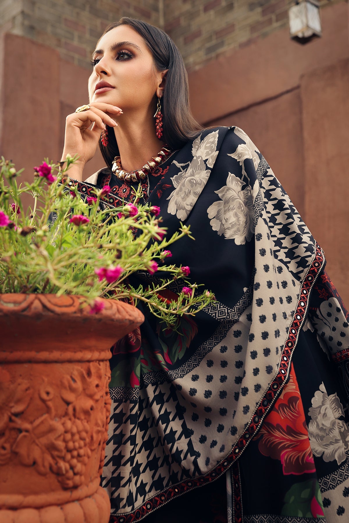 Aangan Charizma CCW7-10 embroidered trouser patti and shawl detail