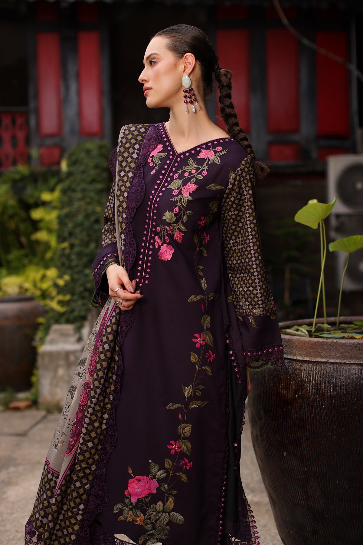 Aangan Charizma CCW7-05 embroidered sleeves and chock patti detail