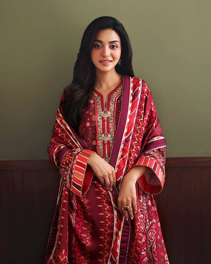 Mushq Soft Spotlight Red - full styled look