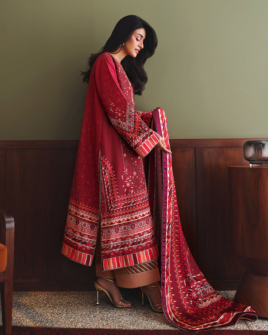Mushq Soft Spotlight Red - embroidered neckline detail