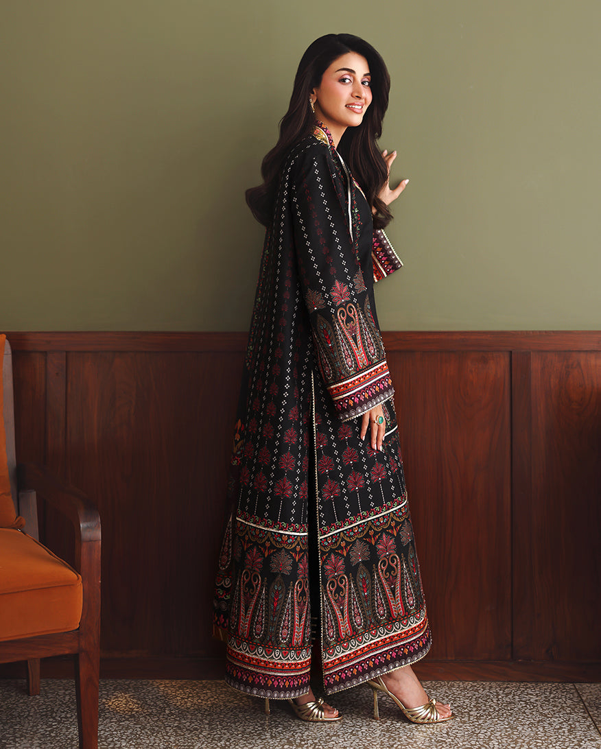 Mushq Star off Duty Black - embroidered neckline detail