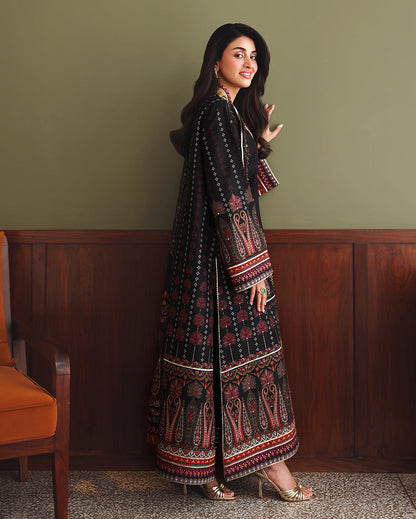 Mushq Star off Duty Black - embroidered neckline detail
